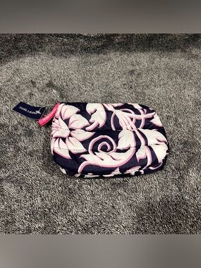 Estée Lauder puffy, quilted cosmetic pouch